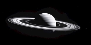 黑白视角下的土星风采