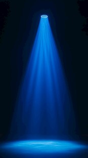 蓝色聚光灯照亮黑暗空间