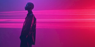 霓虹下的孤独身影