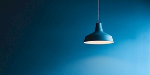 蓝色吊灯营造静谧氛围