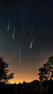 夜空中的绚烂流星雨