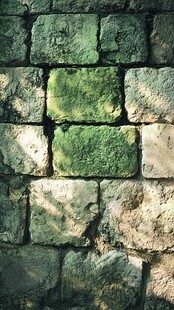 斑驳青苔石砖墙纹理