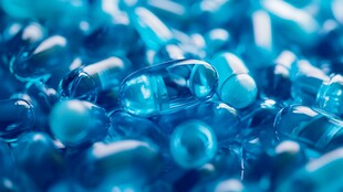 蓝色透明胶囊特写画面