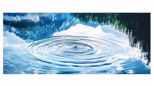 湖波涟漪映山林美景