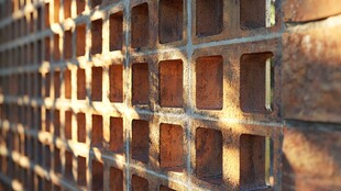 锈迹斑斑的金属网格墙面