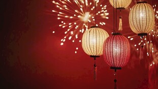红灯笼与烟花营造节日氛围