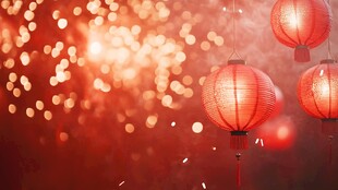 红灯笼映出的喜庆氛围
