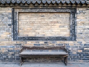 古墙前的古朴长椅