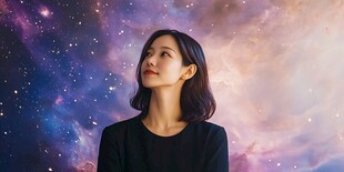 仰望星空的沉思女性