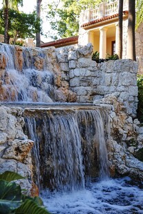 庭院中的别致叠石瀑布