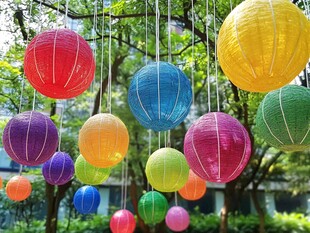 彩色纸灯笼装点户外美景