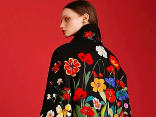 花卉刺绣黑大衣模特背影