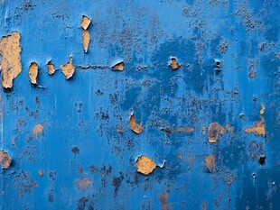 蓝色剥落油漆的老旧墙面