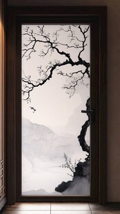 中式门窗上的水墨梅花图