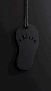 黑色脚丫吊坠项链