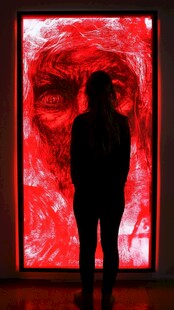 观红色艺术画作的身影