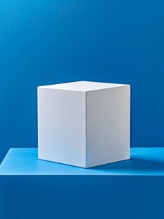 白色立方体置于蓝色背景中