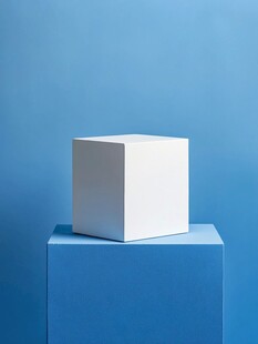 蓝色背景下的白色立方体