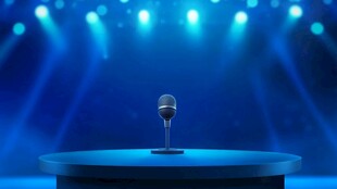 蓝色舞台上的复古麦克风