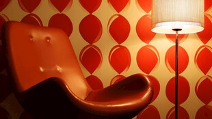 复古风皮革椅与几何花纹墙