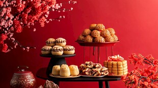 中式糕点摆放在喜庆红背景中