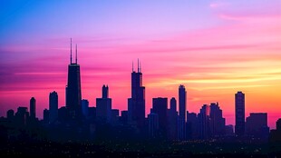 夕阳下的城市天际线剪影