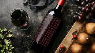 美酒鲜果搭配的惬意时光