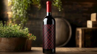 复古风红葡萄酒瓶展示