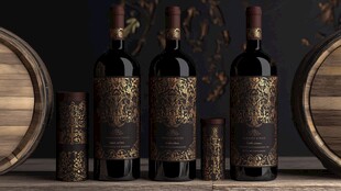 奢华红酒与酒桶的精致组合