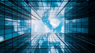 仰望都市摩天玻璃建筑