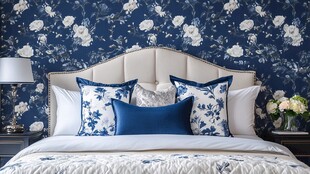 蓝白花卉风精致卧室床景