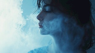 女子于烟雾中沉静侧影