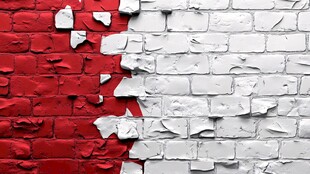 红白色剥落砖墙纹理特写