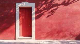 红墙白框中的红色木门