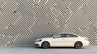 白色轿车与几何图案墙