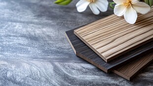 木纹板材与素雅花朵搭配