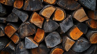 整齐堆放的多彩劈柴