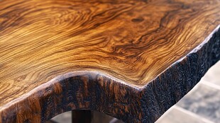 天然纹理实木桌一角