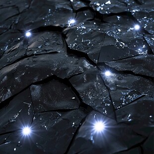黑色碎裂表面闪烁光芒