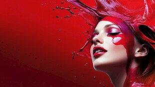 红墨飞溅下的梦幻美妆女子