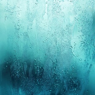 水珠覆于玻璃的冷色调画面