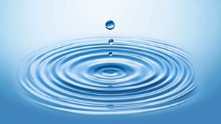 水滴入水泛起层层涟漪