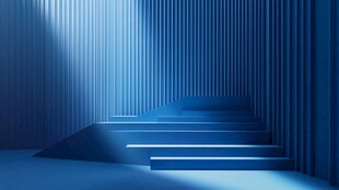 蓝色光影下的阶梯空间