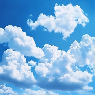 晴朗蓝天中的蓬松白云