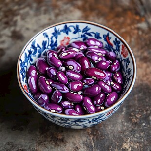 青花碗中的紫艳芸豆