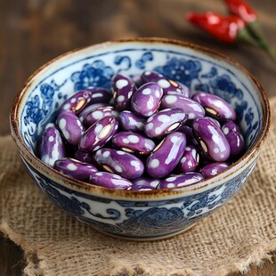 紫花芸豆盛于中式青花瓷碗
