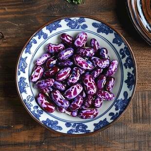 蓝白瓷盘里的紫花芸豆