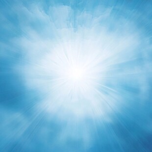 蓝色天空中的耀眼阳光