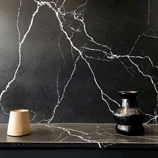 黑纹大理石背景下的摆件