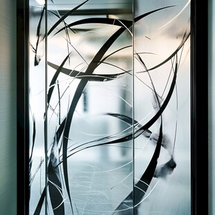 艺术玻璃隔断的抽象线条美